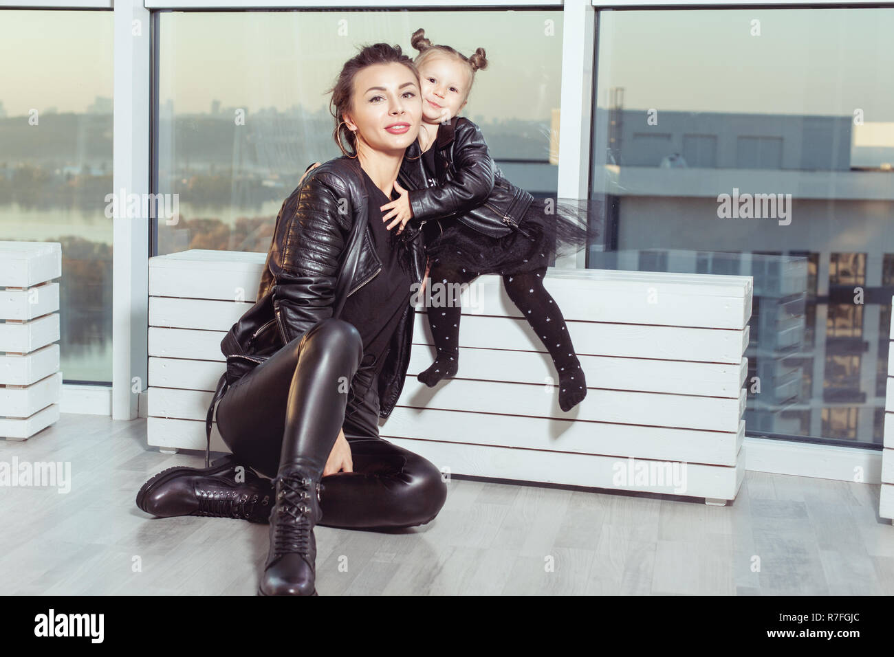 Portrait d'une jeune mère et sa fille près d'une grande fenêtre. Banque D'Images