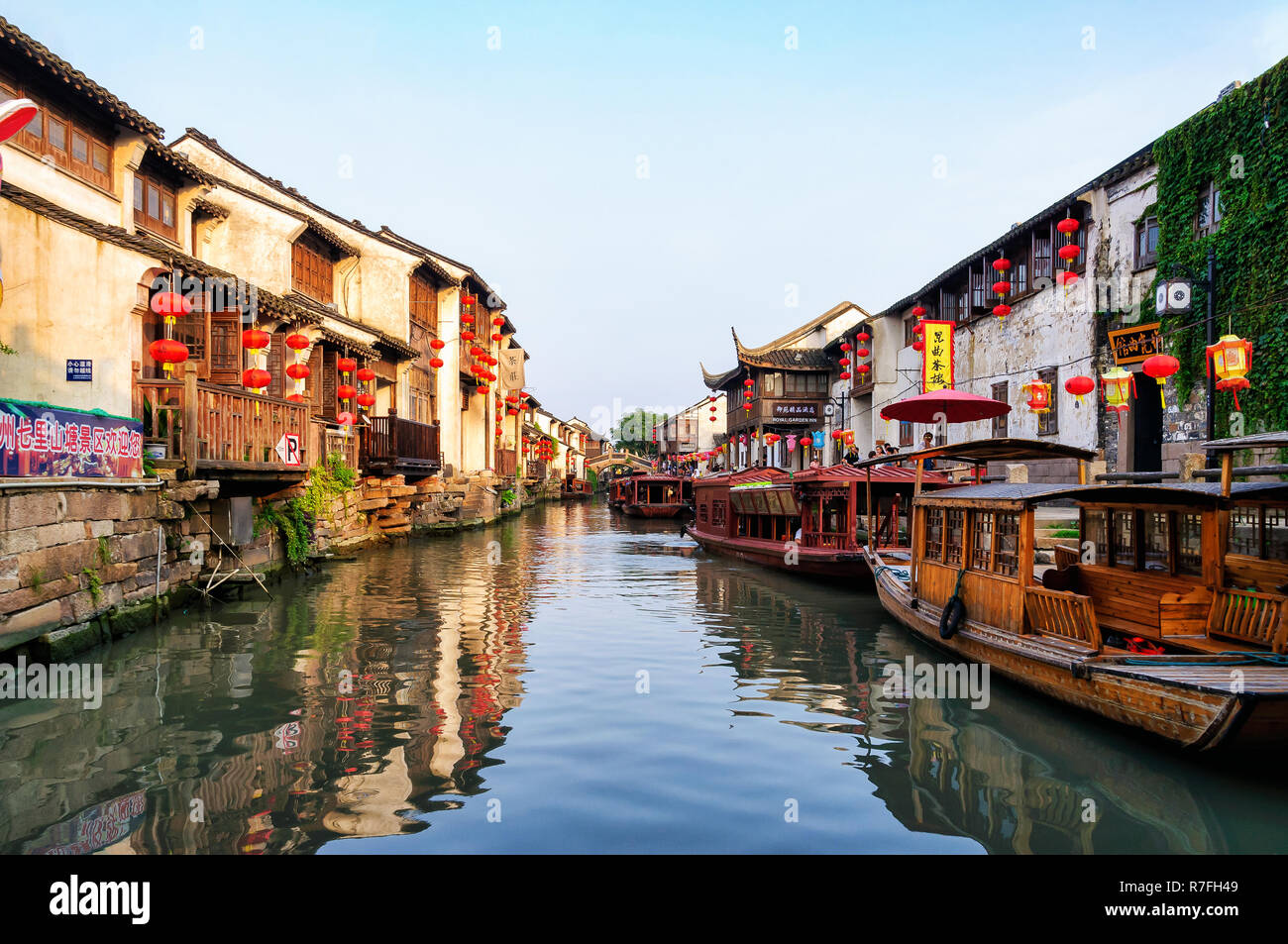 Suzhou, Chine - 12 août 2011 : un canal au milieu de maisons typiques avec lanterne de papier et des bateaux en bois Banque D'Images