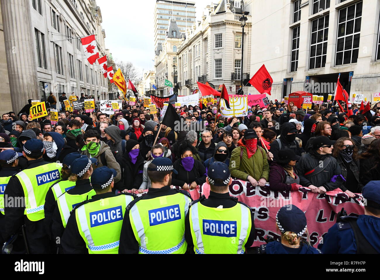 Les agents de police de surveiller les manifestants à Trafalgar Square en prenant part à une manifestation anti-fasciste contre-manifestation contre une 'trahison' Brexit mars et le rassemblement organisé par l'UKIP, au centre de Londres. Banque D'Images