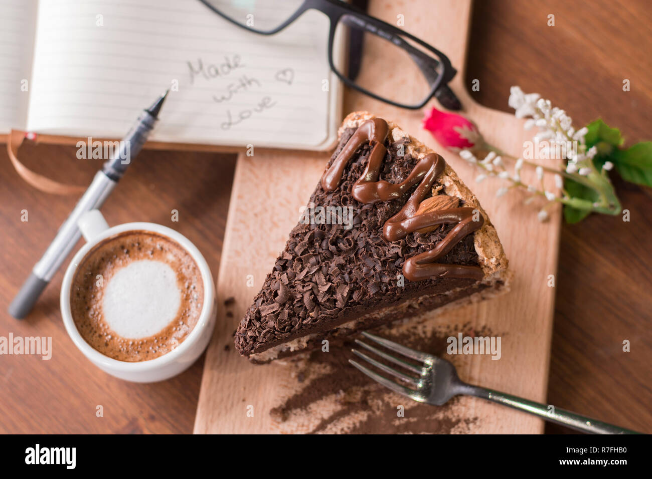 Gateau Crunch Chocolat Chaud Avec Lunettes Et Macchiato Stylo Et Livre De Base Sur La Table En Bois Photo Stock Alamy Gateau Crunch Chocolat Chaud Avec Lunettes Et Macchiato Stylo Et Livre De Base Sur La Table En Bois Photo Stock Alamy
