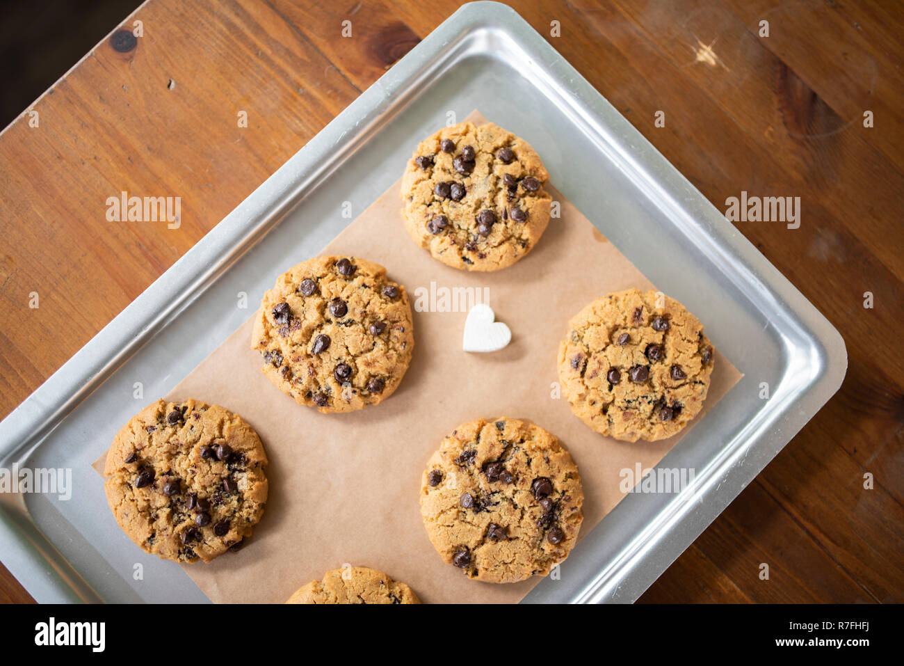 Cookies sans gluten avec tous les ingrédients sans gluten sur le plateau de service Banque D'Images