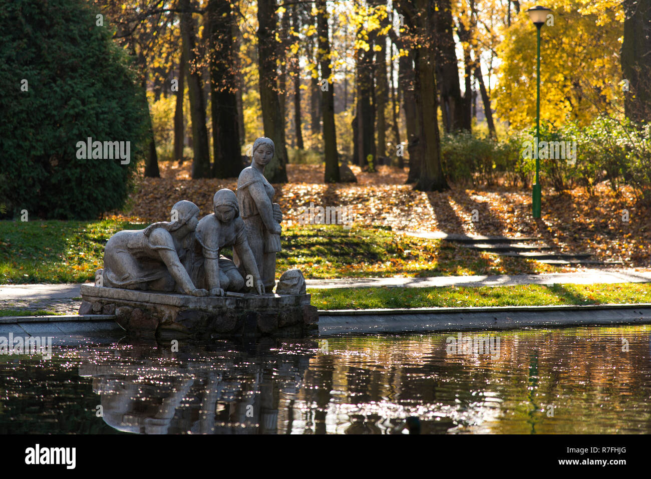 Sculpture d'une lavandière (Praczki) dans un parc de la ville de Bialystok, Pologne, automne Banque D'Images