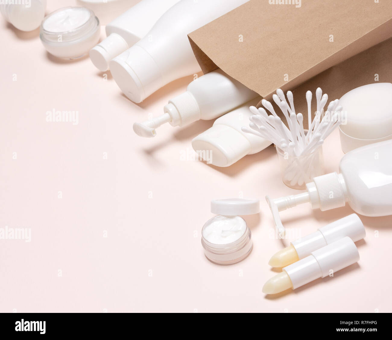 Les produits cosmétiques de papier kraft sac de marchandises. Selective focus, copy space Banque D'Images