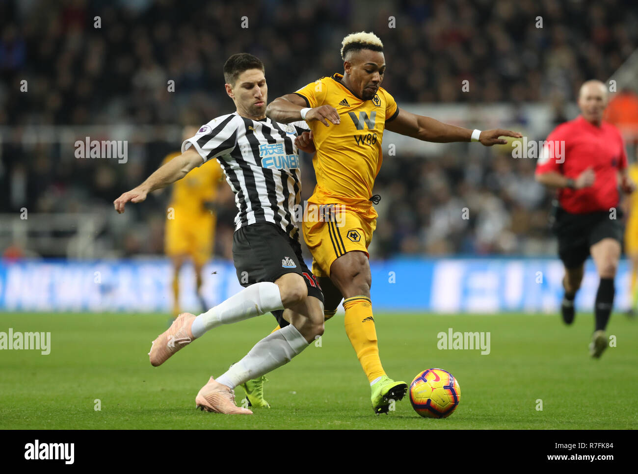 Adama Traore des Wolverhampton Wanderers (à droite) et du Newcastle United Federico Fernandez bataille pour la balle durant le premier match de championnat à St James' Park, Newcastle. Banque D'Images