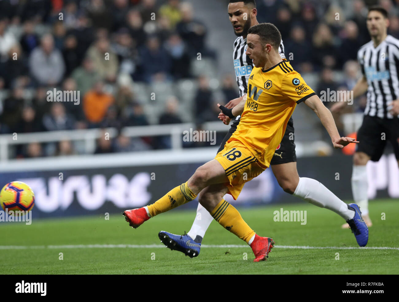 Wolverhampton Wanderers' Diogo Jota marque son premier but de côtés du jeu pendant le premier match de championnat à St James' Park, Newcastle. Banque D'Images