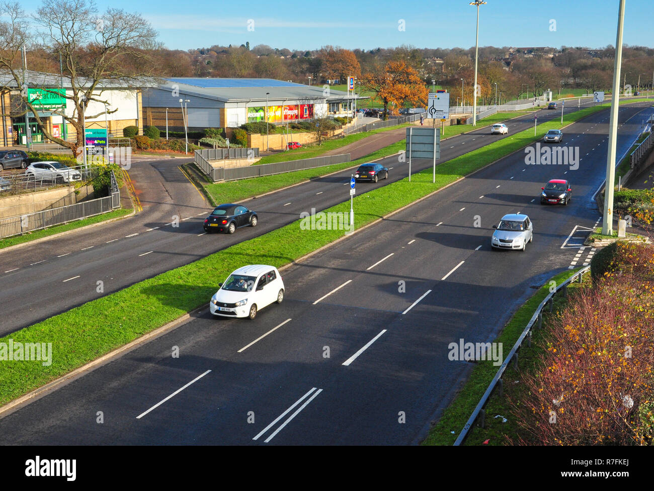La circulation routière sur la voie rapide urbaine, Stevenage, Hertfordshire, England, UK Banque D'Images