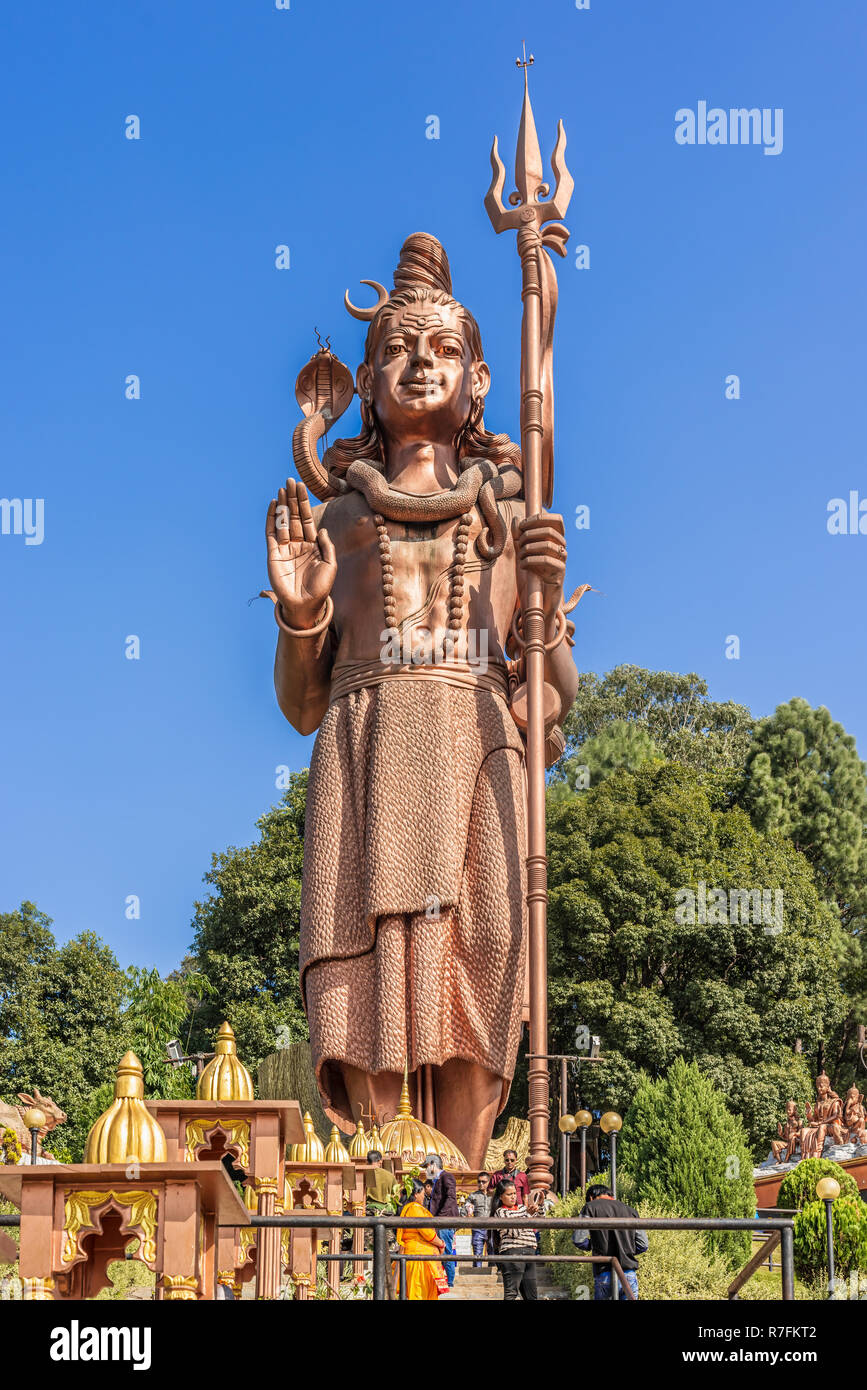 Voir à la statue du dieu Shiva Shiva la plus haute statue au monde Kailaskut Chitapol hill district de Bhaktapur Népal près de Banepa Banque D'Images