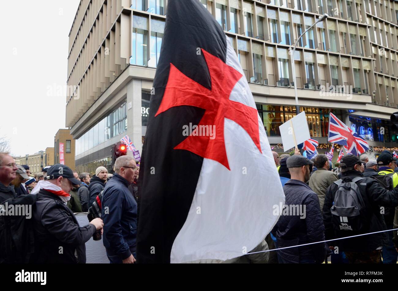 Brexit trahison UKIP mars avec Tommy robinson au centre de Londres 9 décembre 2018 croix de fer d'un drapeau nazi raciste Banque D'Images