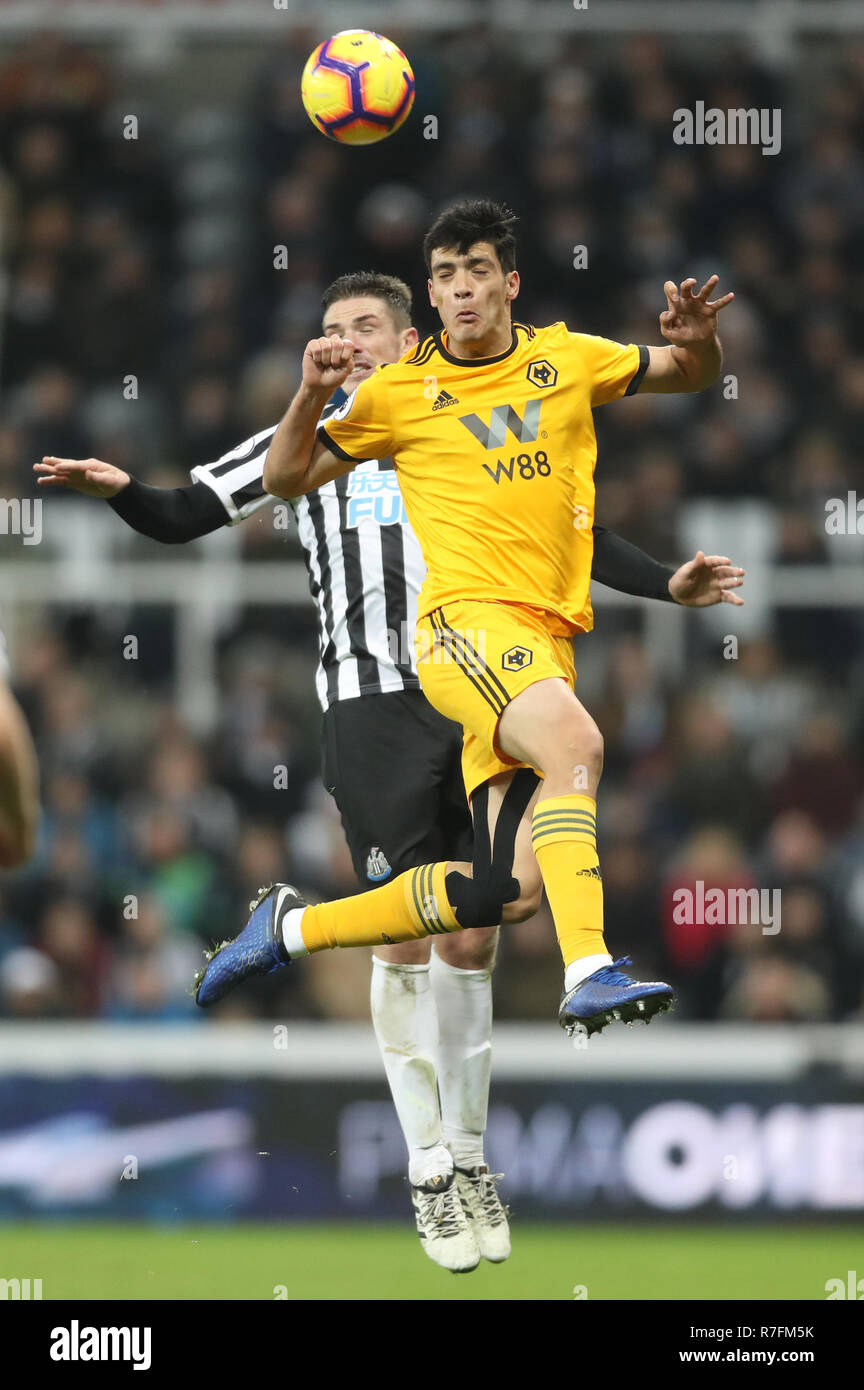 Wolverhampton Wanderers' Raul Jimenez (avant) et Newcastle United's Ciaran Clark bataille pour la balle durant le premier match de championnat à St James' Park, Newcastle. Banque D'Images