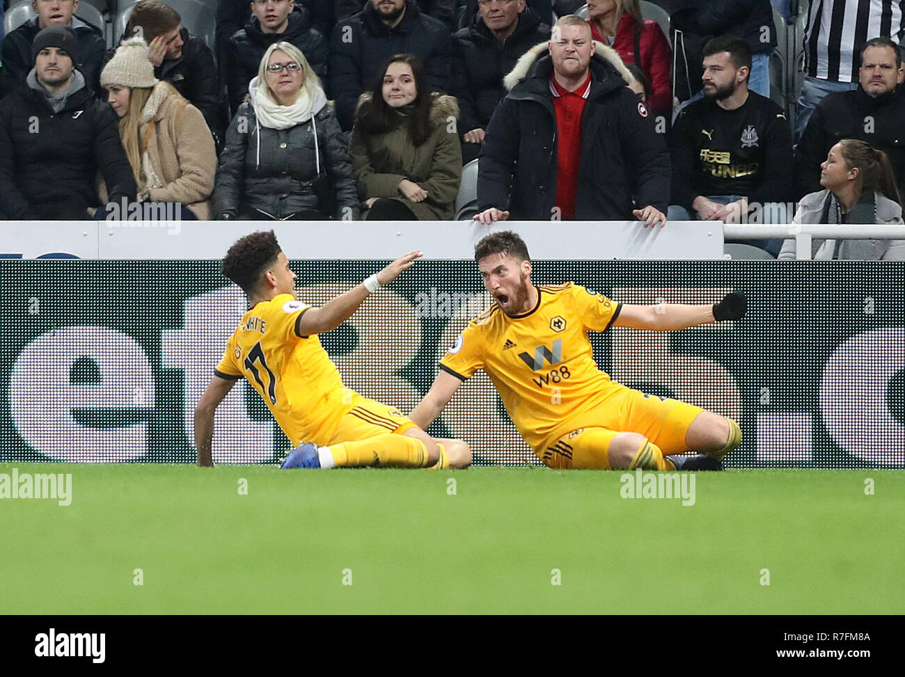 Des Wolverhampton Wanderers Matt Doherty (à droite) célèbre marquant son deuxième but de côtés du jeu pendant le premier match de championnat à St James' Park, Newcastle. Banque D'Images