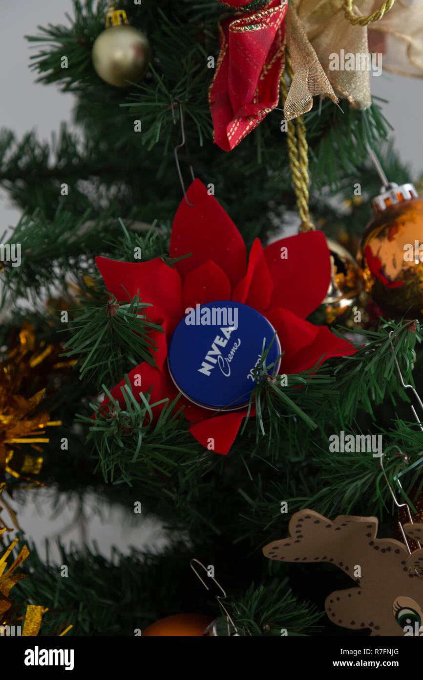 Un nivea creme tin placés dans un arbre de Noël comme décoration. Banque D'Images