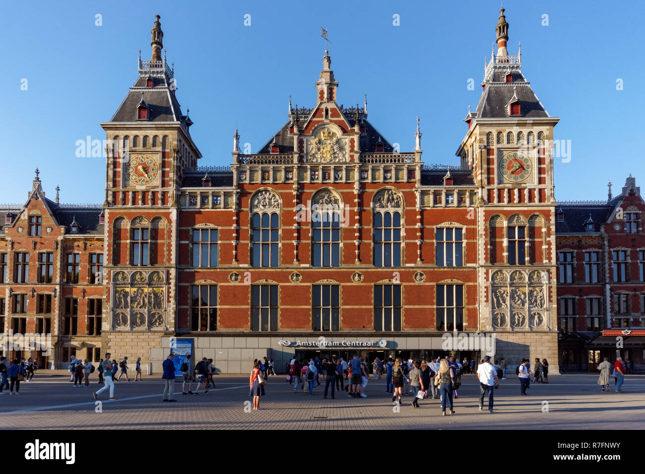 D'Amsterdam, la gare centrale d'Amsterdam, Amsterdam, Pays-Bas Banque D'Images