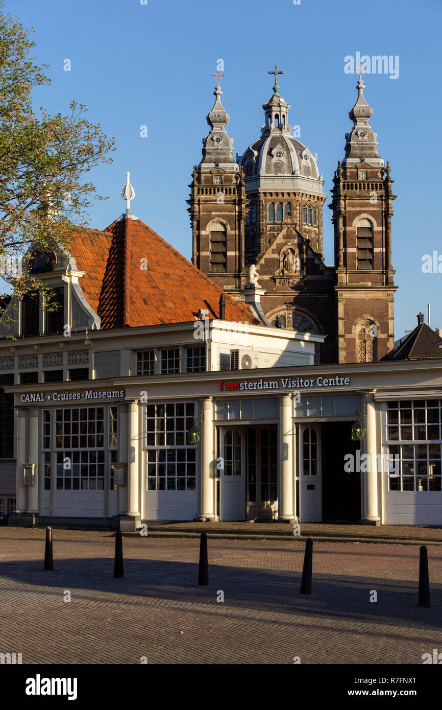 I Centre d'Amsterdam avec la basilique de Saint-nicolas dans l'arrière-plan, Amsterdam, Pays-Bas Banque D'Images