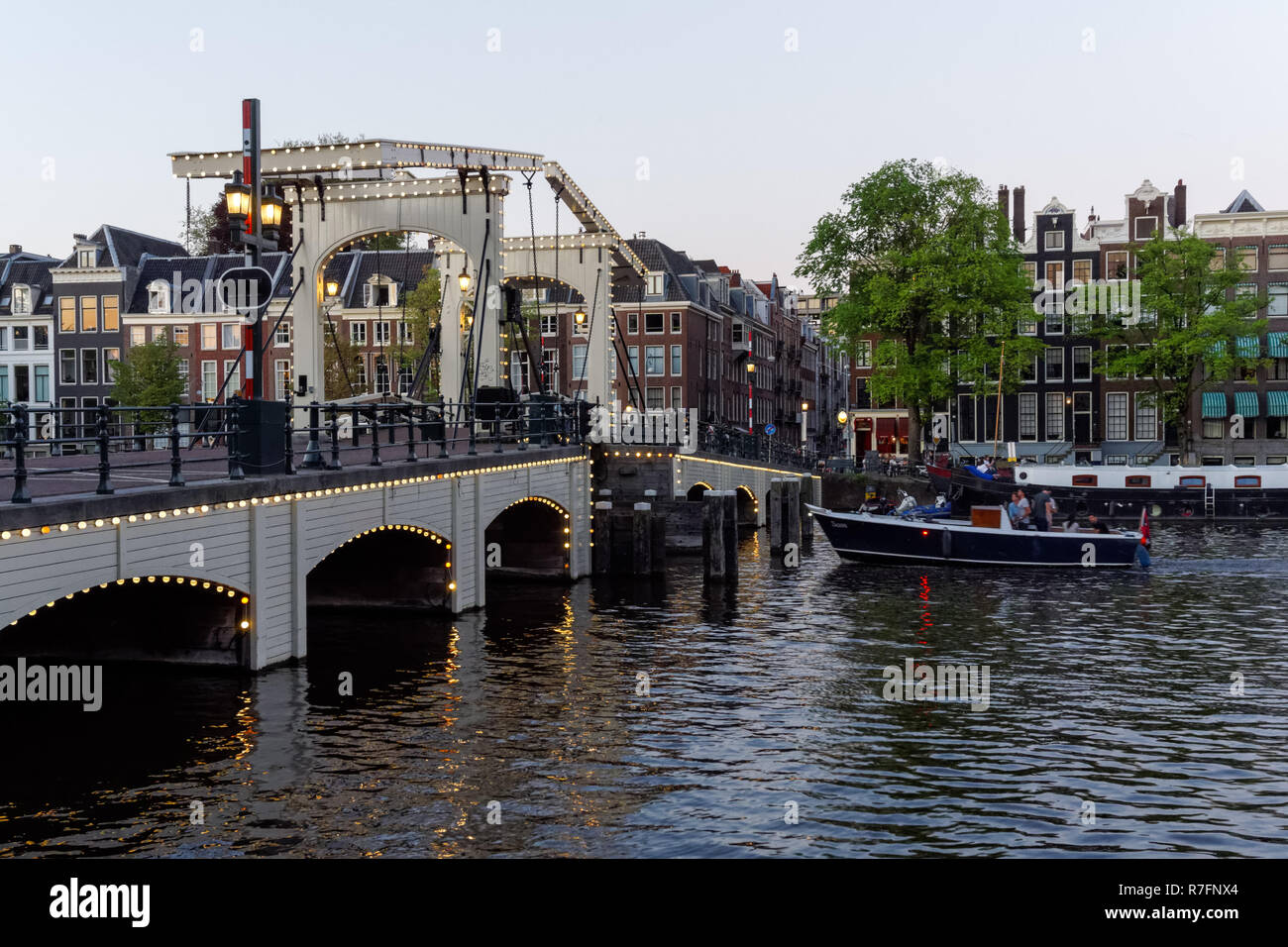 Le Magere Brug (pont Maigre) sur la rivière Amstel à Amsterdam, Pays-Bas Banque D'Images
