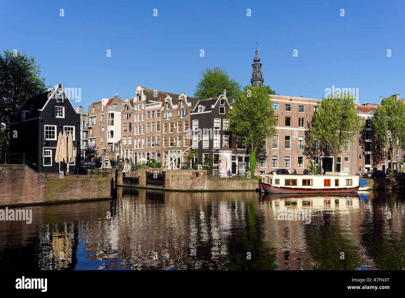 Maisons traditionnelles néerlandaises au canal Oudeschans à Amsterdam, Pays-Bas Banque D'Images