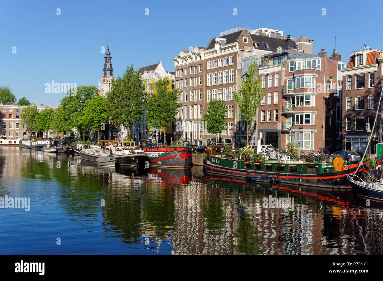 Maisons traditionnelles néerlandaises au canal Oudeschans à Amsterdam, Pays-Bas Banque D'Images