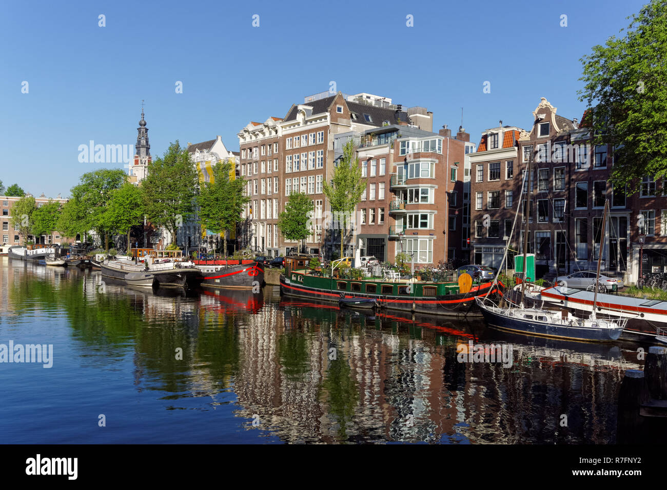 Maisons traditionnelles néerlandaises au canal Oudeschans à Amsterdam, Pays-Bas Banque D'Images