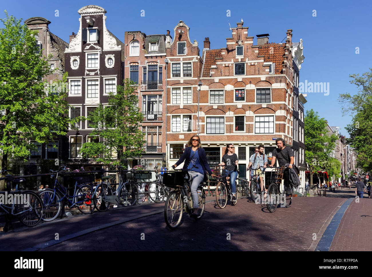 Les cyclistes qui se déplacent à bord de leurs vélos à Amsterdam, pays-Bas Banque D'Images