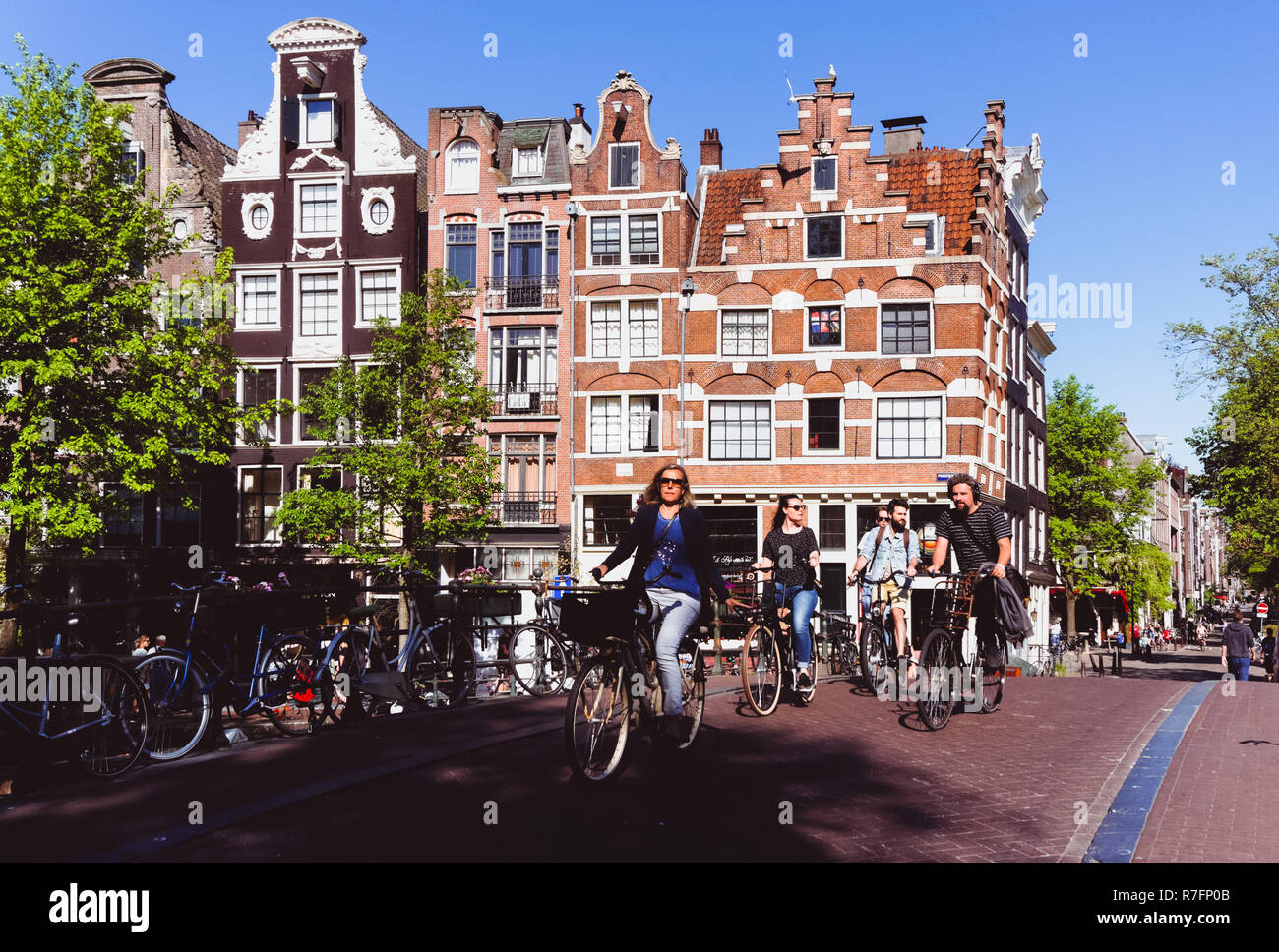 Les cyclistes qui se déplacent à bord de leurs vélos à Amsterdam, pays-Bas Banque D'Images