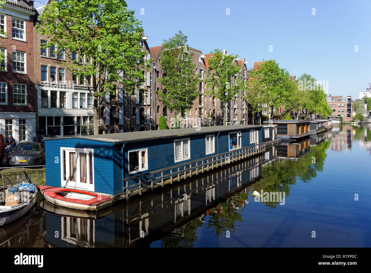 Péniches sur le canal Brouwersgracht à Amsterdam, Pays-Bas Banque D'Images