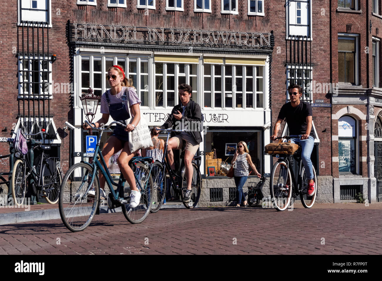 Les cyclistes à Amsterdam, Pays-Bas Banque D'Images