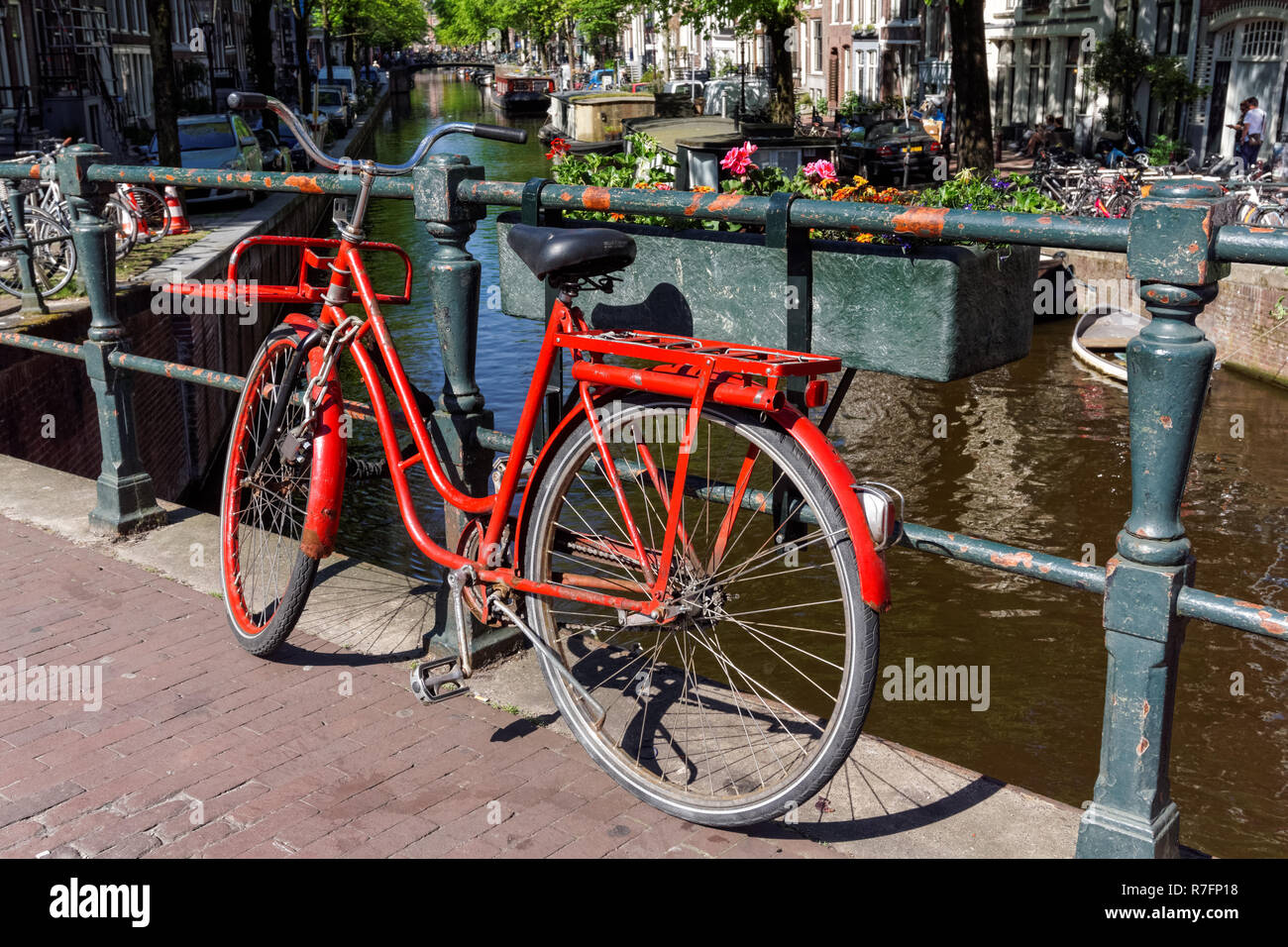 Vélo hollandais traditionnel garée sur un pont-canal à Amsterdam, Pays-Bas Banque D'Images