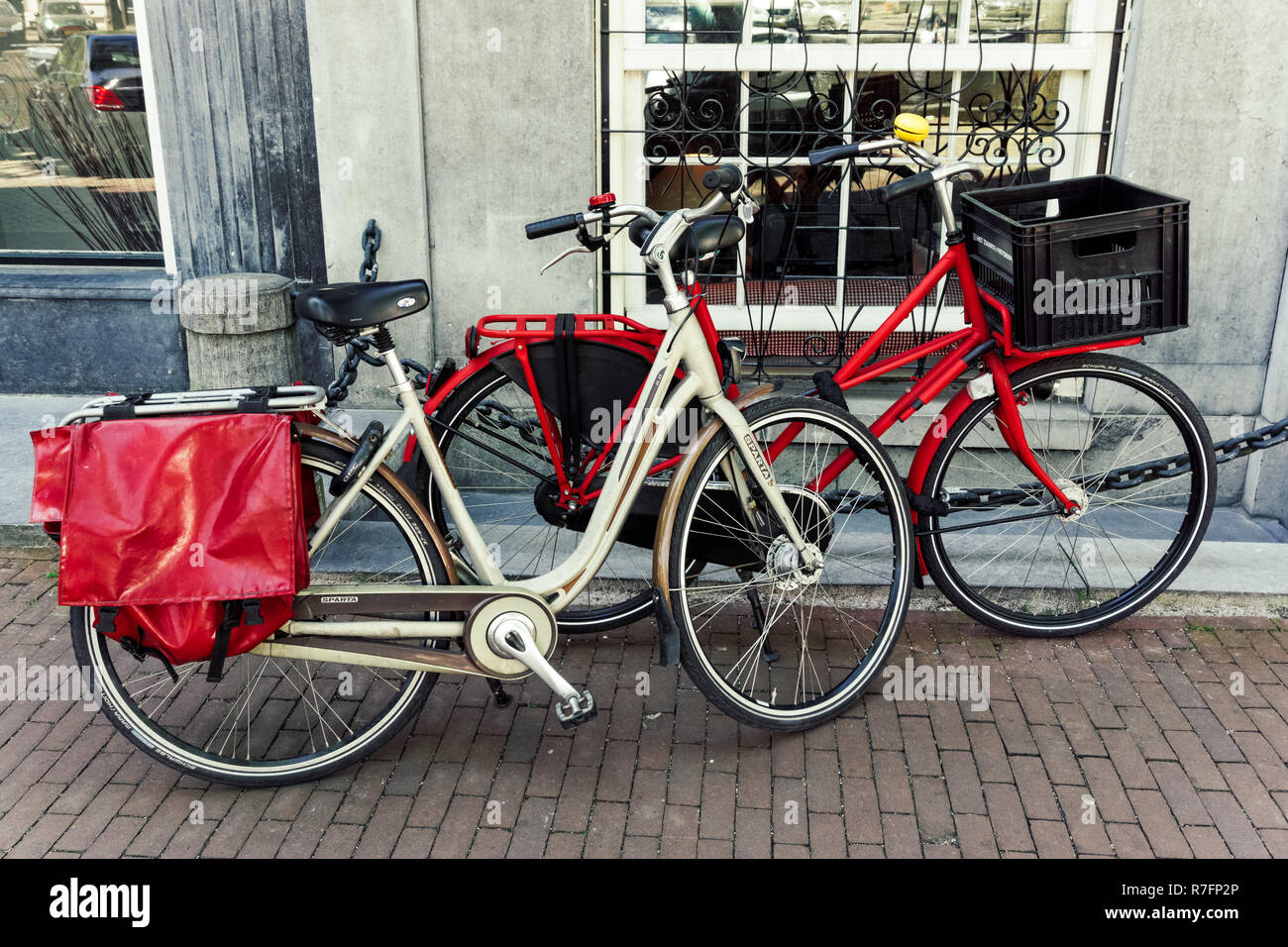 Vélos néerlandais stationnés à l'extérieur du magasin d'Amsterdam, aux Pays-Bas Banque D'Images