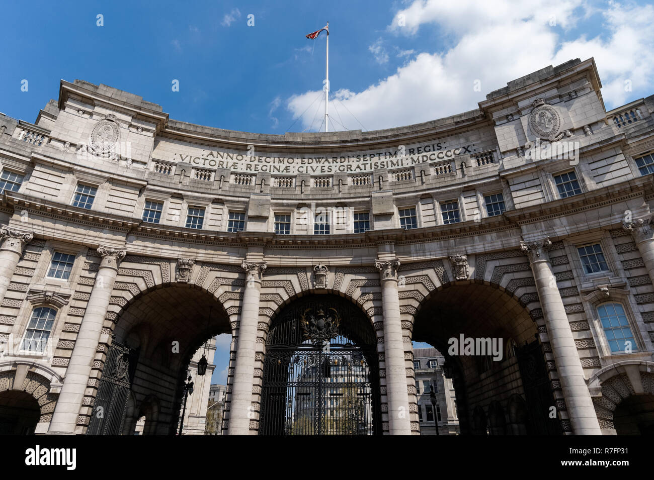 L'Admiralty Arch dans le Mall, conçu par Sir Aston Webb, Londres Angleterre Royaume-Uni UK Banque D'Images