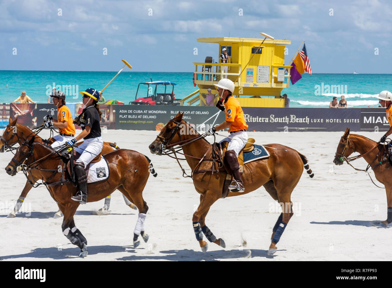 Miami Beach Florida,Océan Atlantique,eau,matchs de la coupe du monde de polo,sport,tournoi,terrain de sable équestre,homme hispanique hommes, femme femmes, joueur Banque D'Images