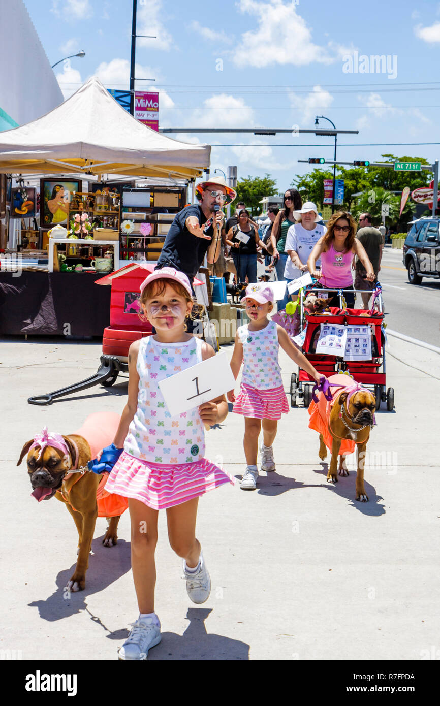 Miami Florida,Biscayne BoulevardMiami Florida,MIMO Historic District,Biscayne Boulevard,événement de quartier,Cinco de MIMO Festival,Pink Pooch Parade an Banque D'Images