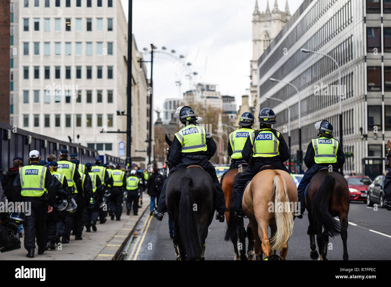 Brexit trahison mars à Londres jours avant le début du vote du Parlement. Les numéros de police pour prévenir la violence. La police montée à cheval Banque D'Images