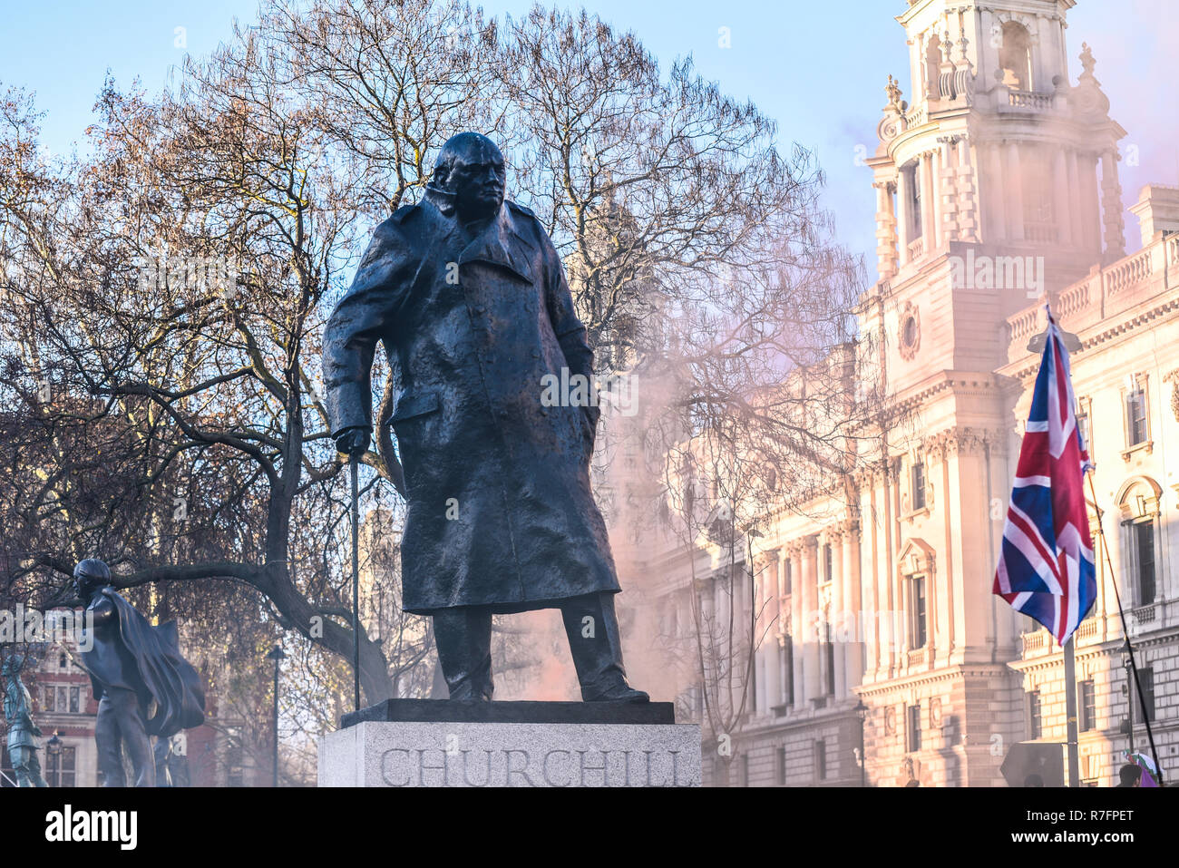 Brexit trahison mars à Londres jours avant le début du vote du Parlement. Winston Churchill statue en place du Parlement et la fumée avec drapeau Union Jack Banque D'Images