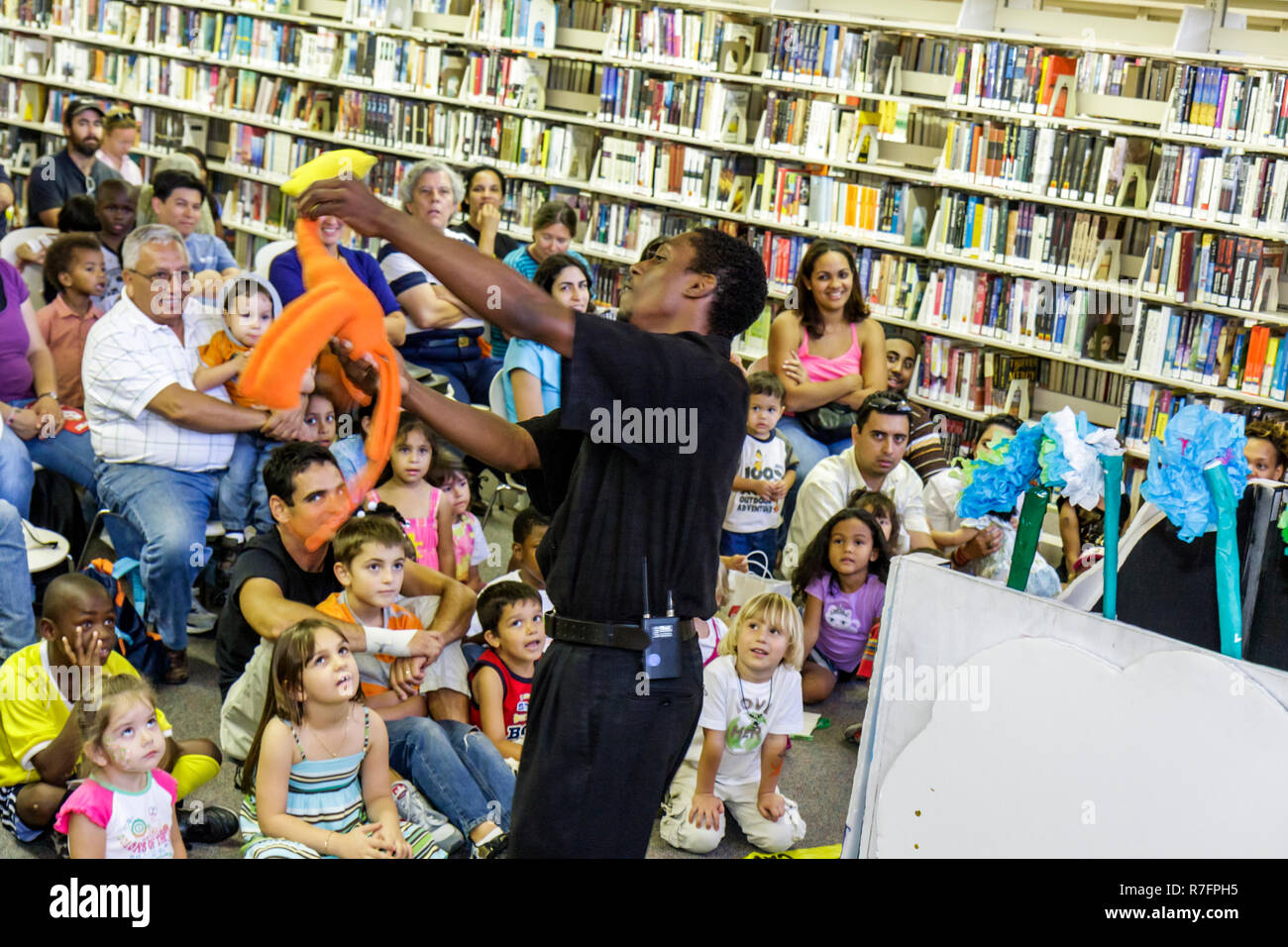 Miami Florida,Cultural Center Plaza,main public Library,The Art of Storytelling International Festival,famille familles parents parents enfants,m Banque D'Images