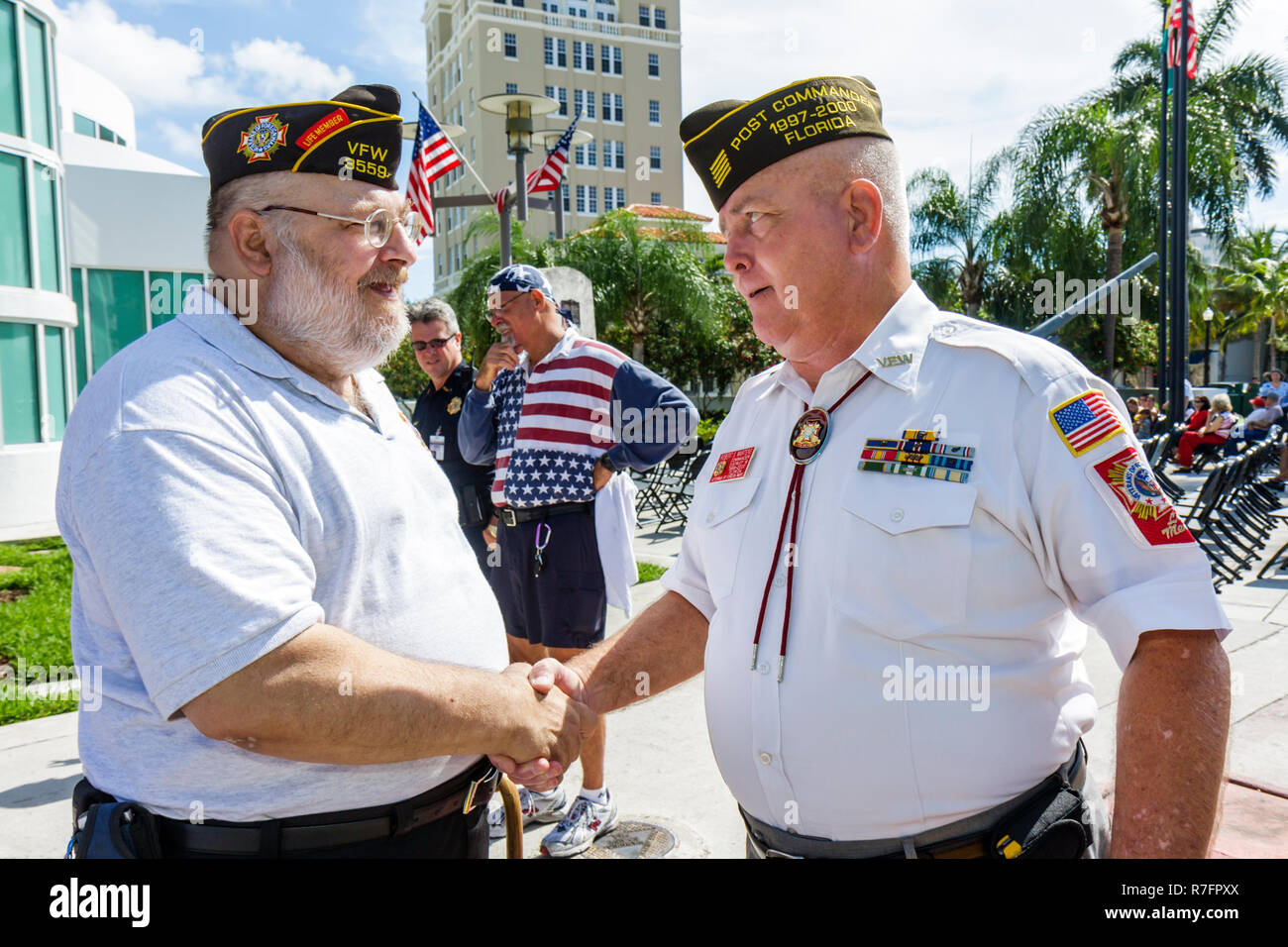 Miami Beach Florida,police Station,Memorial Day Ceremony,Federal Holiday,souvenez-vous,honneur,vétéran de guerre,militaire,homme hommes hommes adultes,secouer la main,ha Banque D'Images