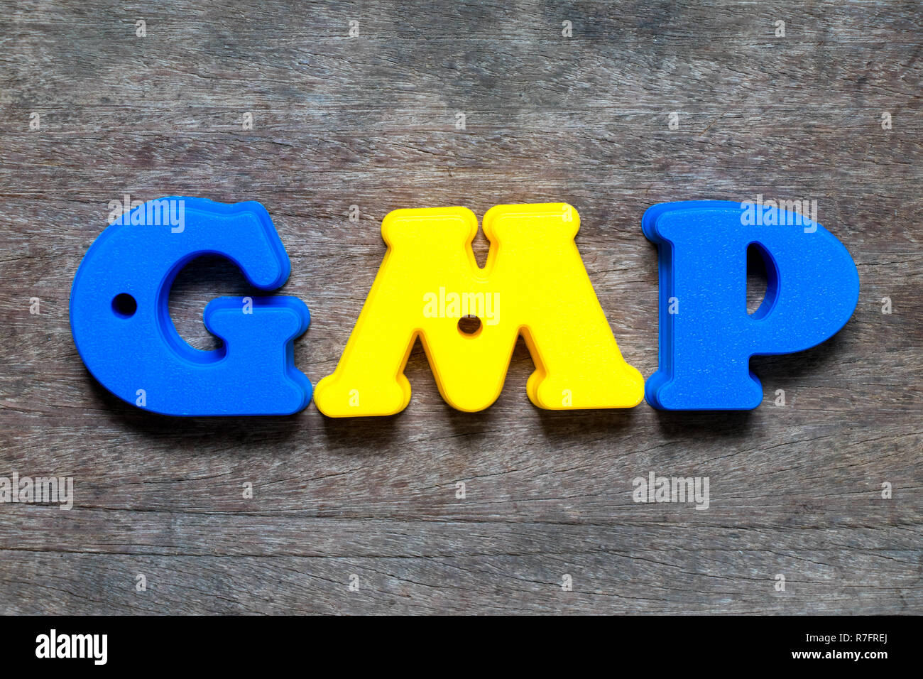 L'alphabet en couleur mot de BPF (abréviation de bonnes pratiques de fabrication) sur fond de bois Banque D'Images