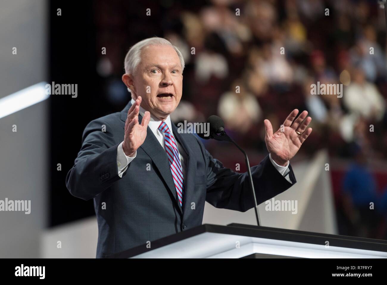 Le sénateur républicain de l'Alabama Sessions Jeff aborde le premier jour de la Convention nationale du parti républicain à la Quicken Loans Center le 18 juillet 2016 à Cleveland, Ohio. Banque D'Images