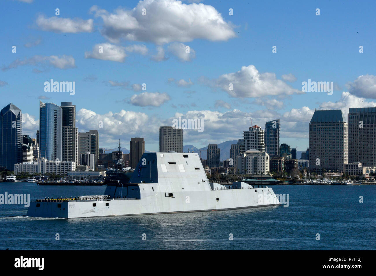 L'unité Pre-Commissioning Michael Monsoor passe au centre-ville comme il arrive à la base navale de San Diego, le 7 décembre 2018 à San Diego, Californie. L'USS Michael Monsoor est le deuxième navire de la classe Zumwalt de destroyers lance-missiles et seront soumis à une période d'essai de combat avant d'être mis en service au sein de la Marine le 26 janvier 2019. Banque D'Images