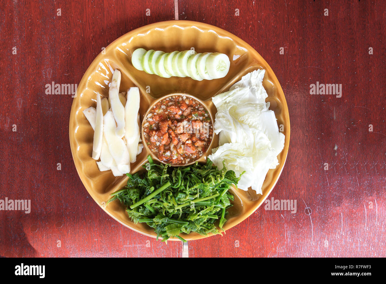 Pâte de piment re crabe avec légumes (Namphrik khaipu), une délicieuse cuisine thaïlandaise Banque D'Images