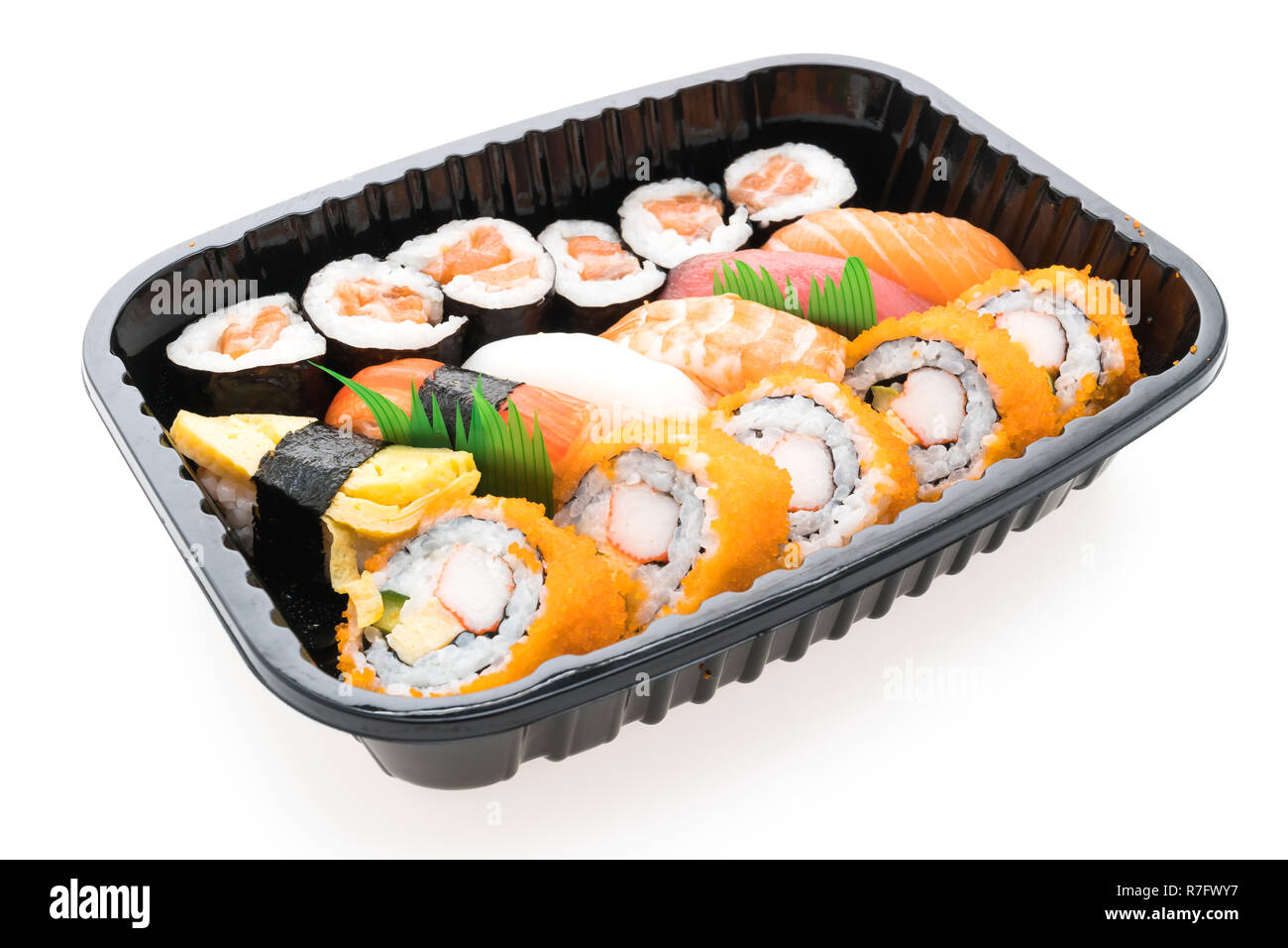 Cuisine japonaise sushi de fruits de mer style avec California roll maki Sushi Saumon , Thon , Sushi , Sushi , sushi Crevettes Calmar , doux et sushi oeufs etc en blac Banque D'Images