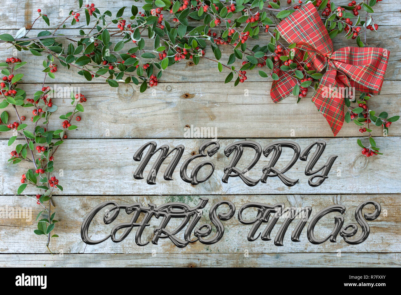 Fond d'écran de Noël, carte de voeux. Les feuilles vertes aux fruits rouges  avec une cravate rouge vérifié sur panneau de bois. 'Merry Christmas' Photo  Stock - Alamy