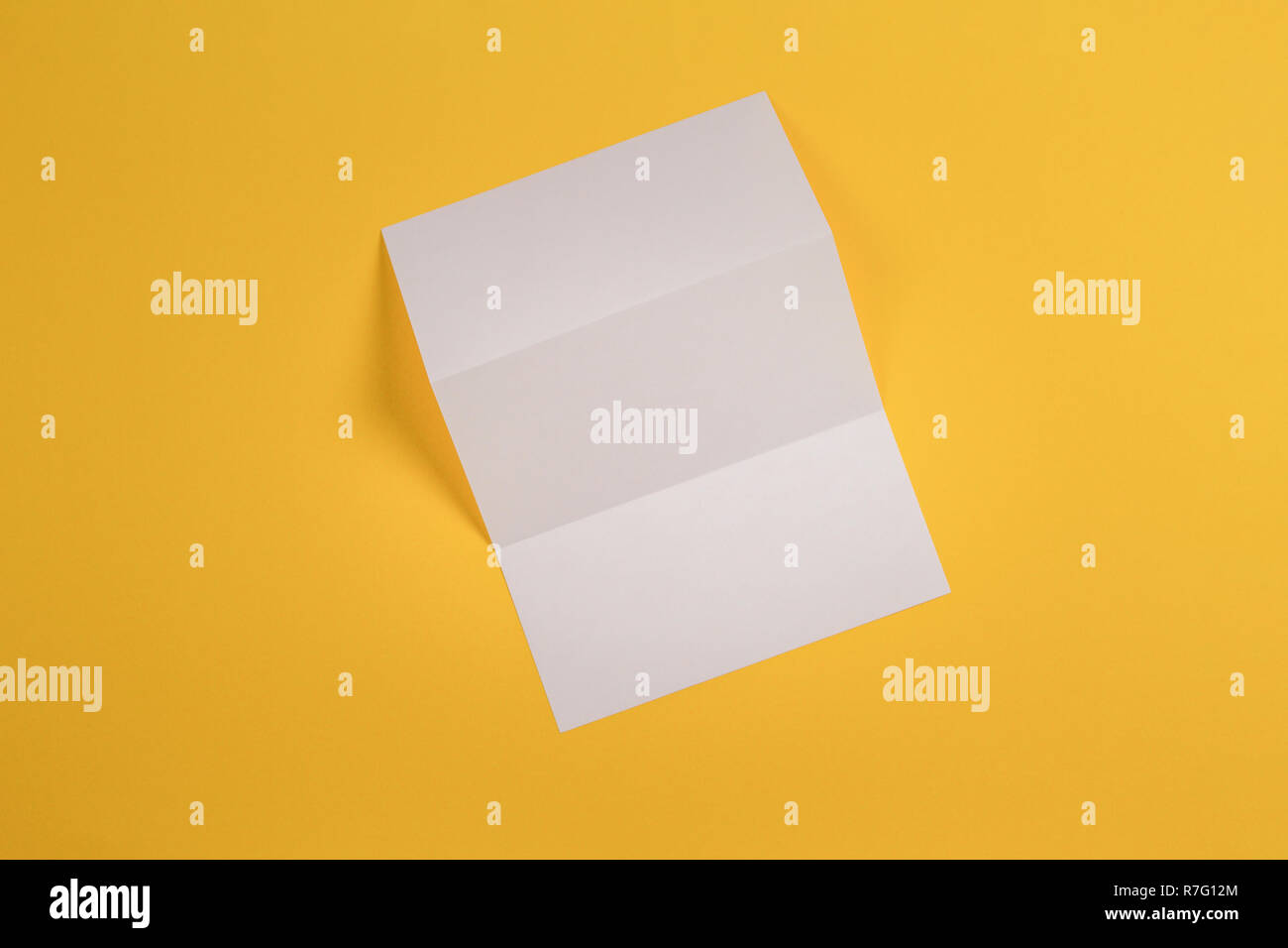 Maquette de blank white tri fold brochure brochure sur fond jaune Banque D'Images