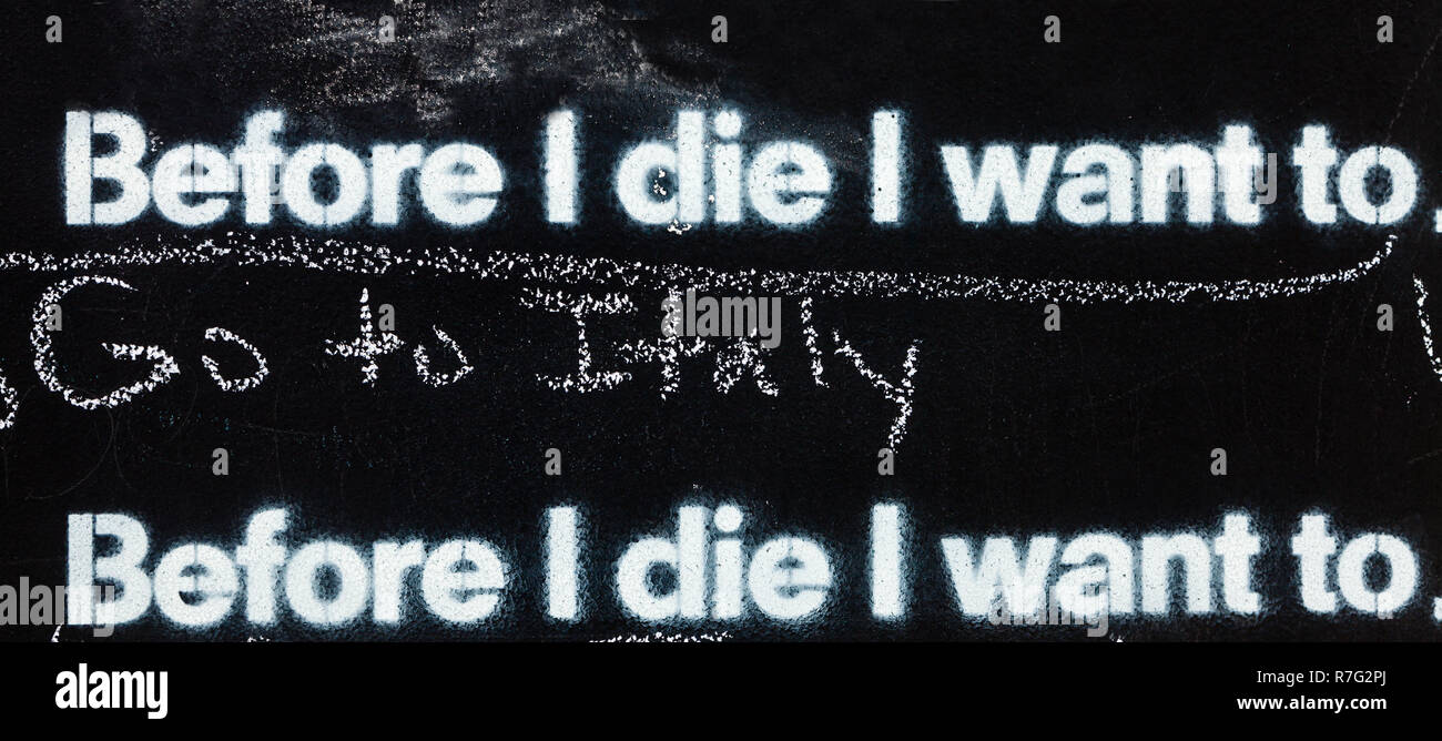Fragment d'un tableau noir lecture : Avant de mourir je veux aller à l'Italie Banque D'Images