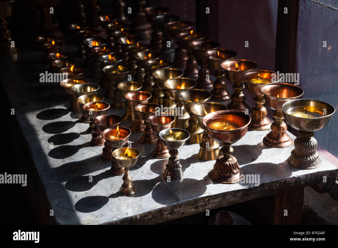 Bouddhistes traditionnelles lampes à beurre à Leh, Ladakh monastère, le Jammu-et-Cachemire, l'Inde Banque D'Images