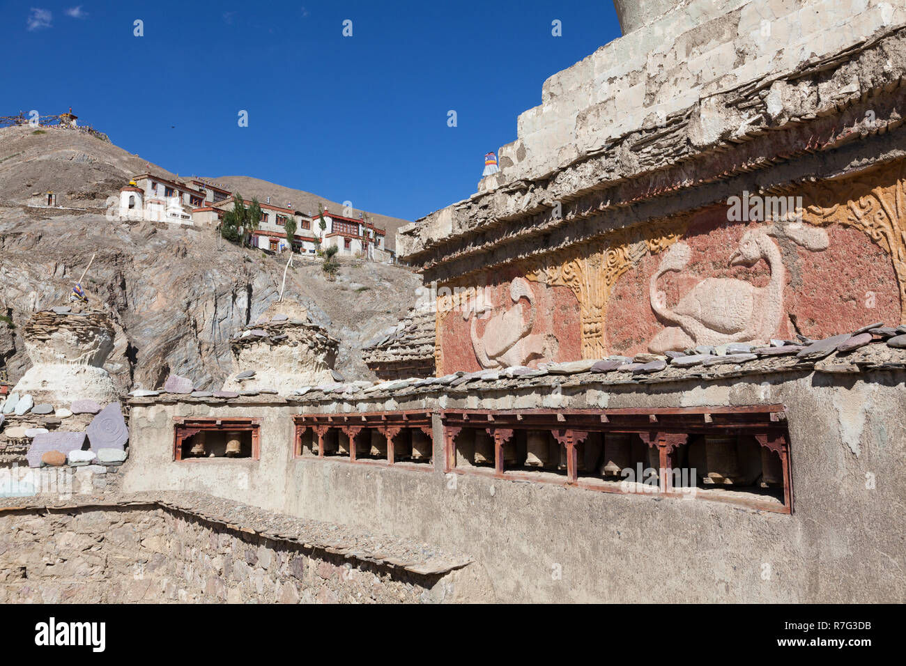 Chortens, roues de prière et de pierres mani à Leh, Ladakh monastère, le Jammu-et-Cachemire, l'Inde Banque D'Images
