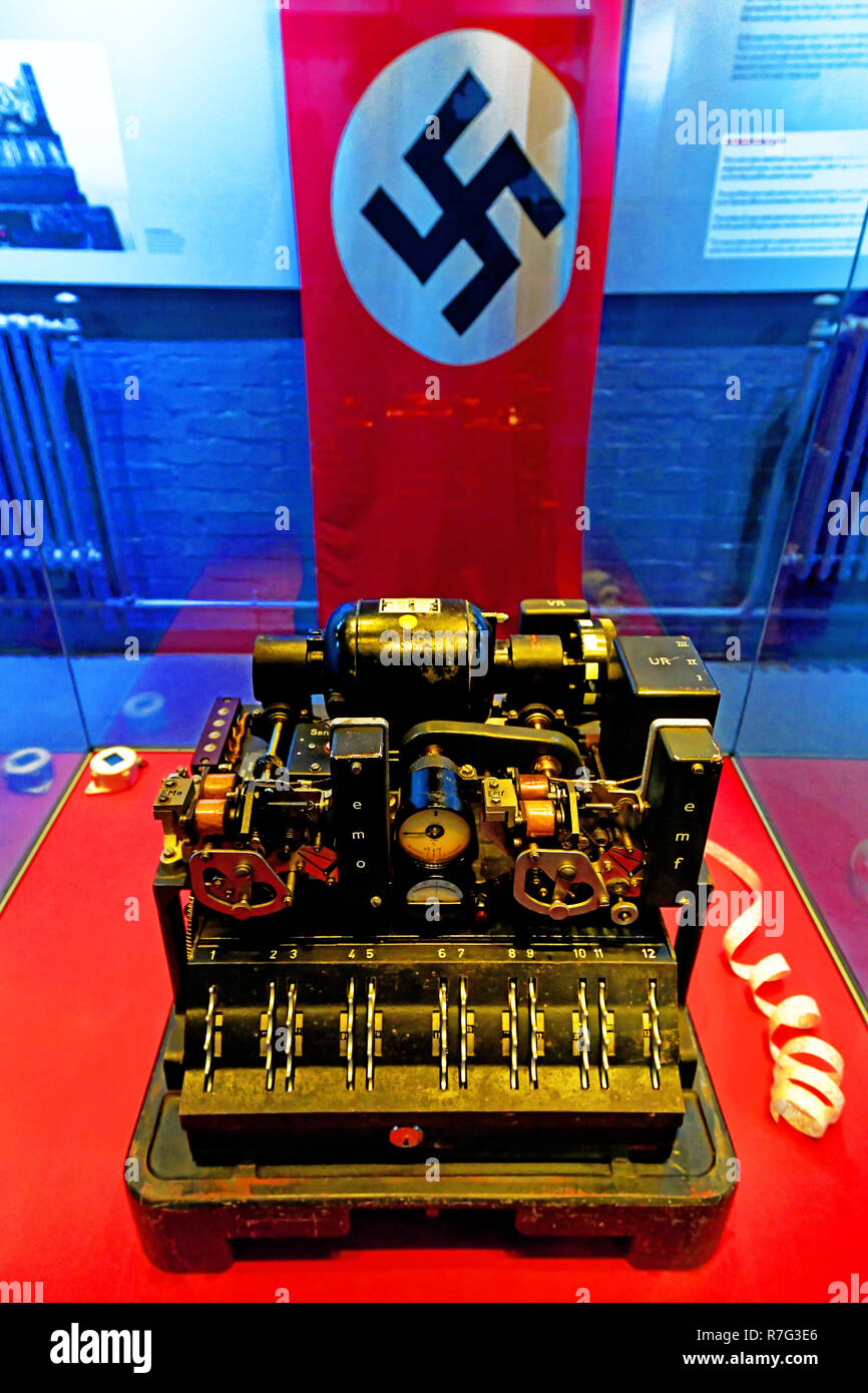 Lorenz SZ40 cipher attachement et drapeau nazi à Bletchley Park et musée de code de chiffrement Banque D'Images