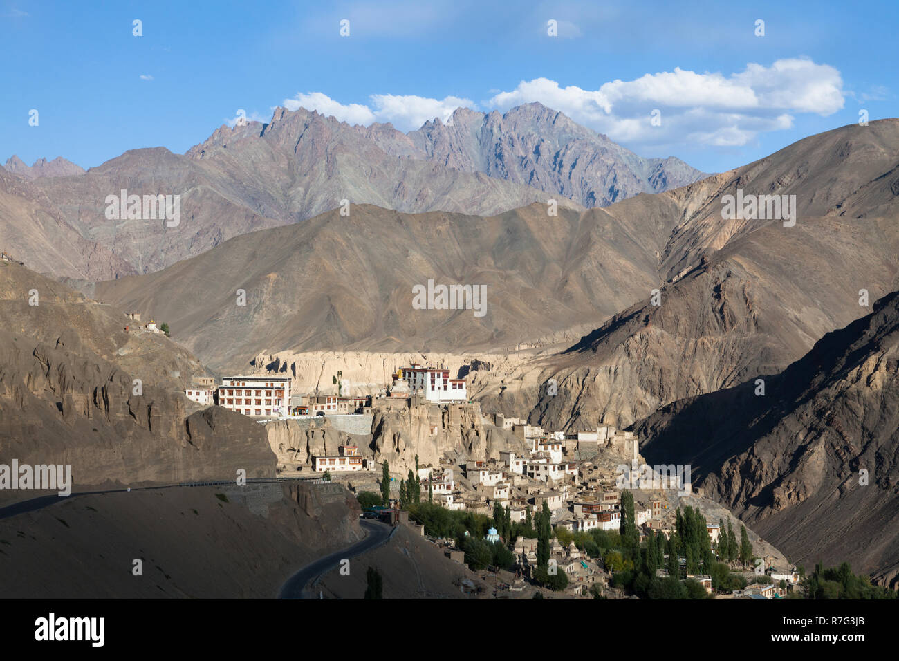 Monastère de Lamayuru Lamayuru, village et la route reliant Srinagar et Leh (NH1), le Ladakh, le Jammu-et-Cachemire, l'Inde Banque D'Images