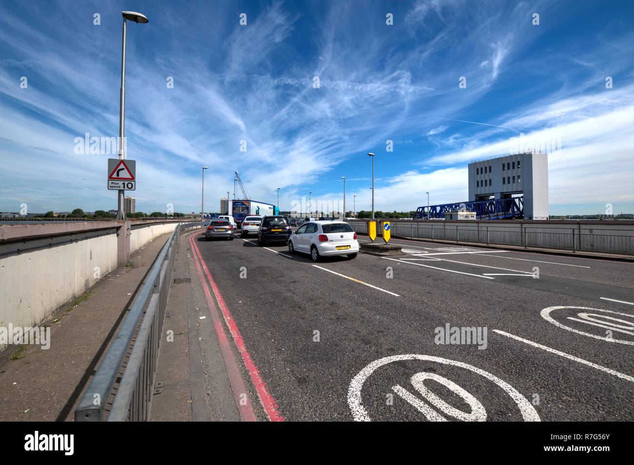 Londres, Royaume-Uni - 23 juin 2018 : Woolwich ferry-libre à South Bank terminal comme les files d'attente de trafic pour le transport de terminal nord sur d'autres sid Banque D'Images