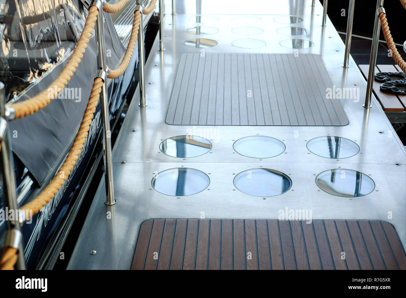 De bain avec des cordes sur une croisière en bateau sur la mer. Vue d'en haut Banque D'Images