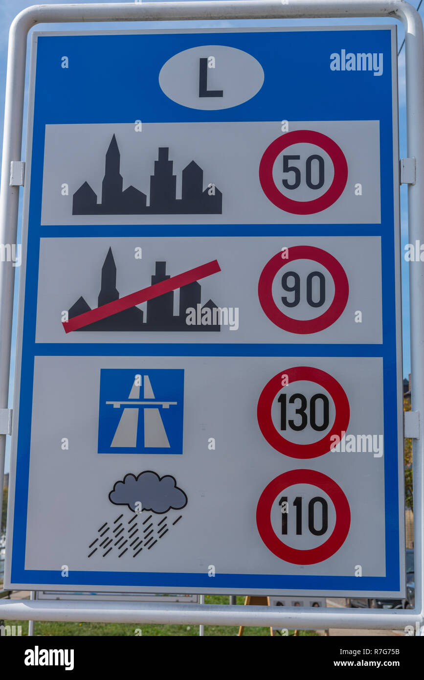 Road sign in Mertert, Grevenmacher, informer sur les limites de vitesse dans le Grand-duché de Luxembourg, Europe Banque D'Images