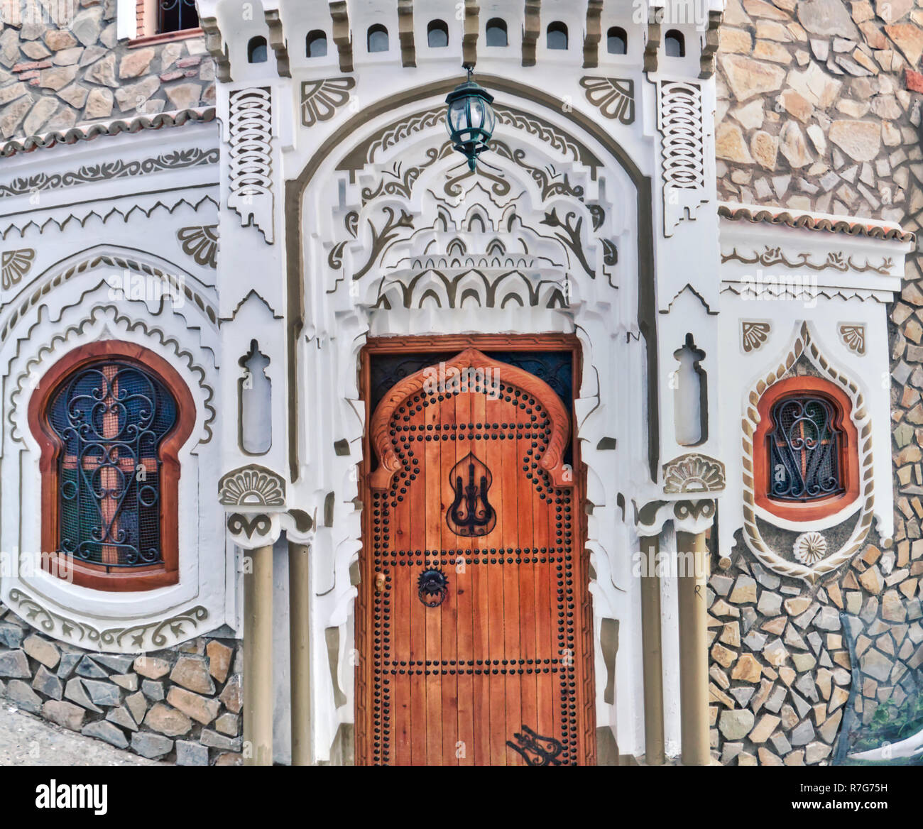 Très belle porte et fenêtre d'une maison dans la Médina de Chefchaouen, l'une des villes les plus visités par les touristes dans le nord du Maroc Banque D'Images